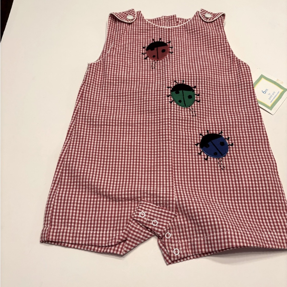 PETIT AMI ZU BOY ROMPER SIZE 6 MONTHS 
RED & WHITE SEERSUCKER BUGS APPLIQUÉ